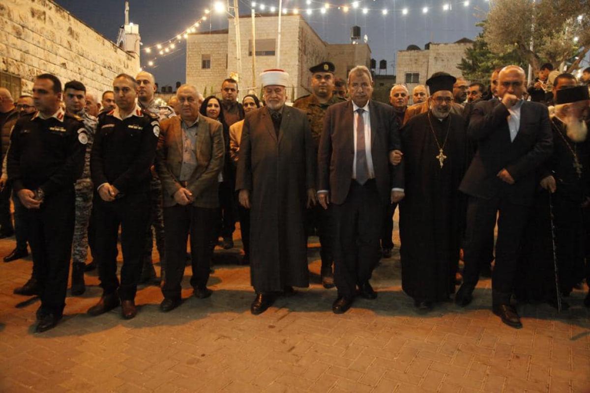 قوات الامن الوطني تؤمن وتشارك بإضاءة شجرة الميلاد في جنين .