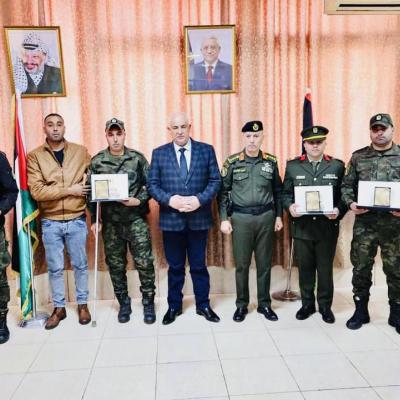 وزير الداخلية يكرم أربعة من منتسبي الأمن الوطني بمنحهم ميدالية المثابرة العسكرية.
