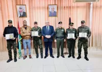 وزير الداخلية يكرم أربعة من منتسبي الأمن الوطني بمنحهم ميدالية المثابرة العسكرية.