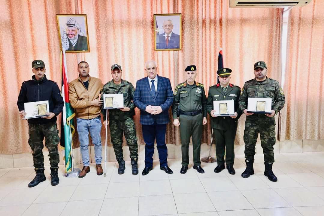 وزير الداخلية يكرم أربعة من منتسبي الأمن الوطني بمنحهم ميدالية المثابرة العسكرية.